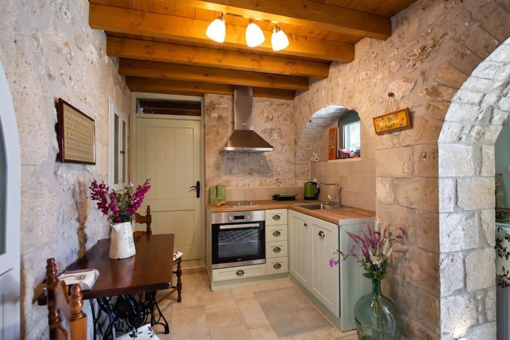 La Casa Di Bella A Tradional Stone House With Barbecue Villa Kariá Exterior foto