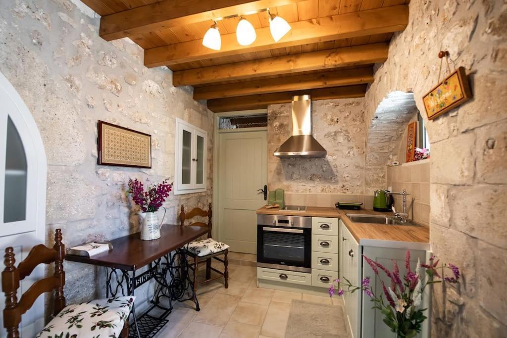 La Casa Di Bella A Tradional Stone House With Barbecue Villa Kariá Exterior foto